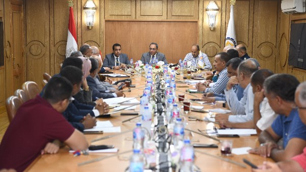 لدعم الحرف اليدوية.. محافظ قنا يتابع تنفيذ مشروع المنطقة الحرفية بالترامسة