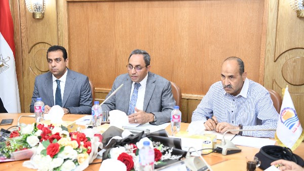 اجتماع محافظ قنا 