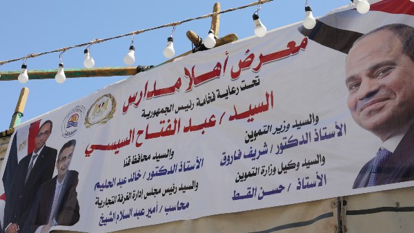 محافظ قنا يفتتح معرض