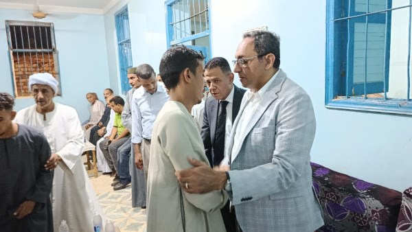 محافظ قنا يقدم واجب العزاء