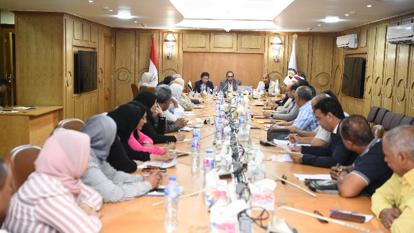 اجتماع محافظ قنا 