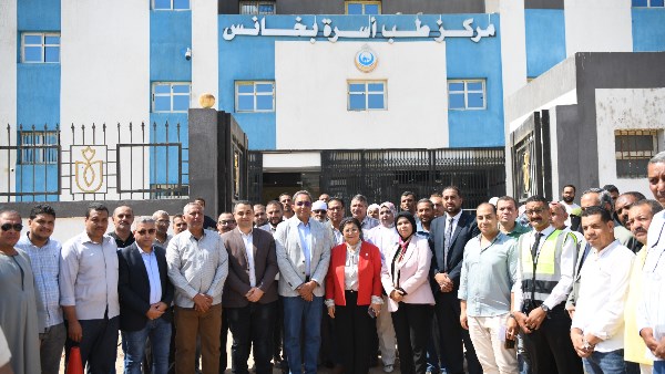 محافظ قنا ومساعد وزير الصحة يشهدان انطلاق برنامج عملى مكثف للتوعية الأسرية بأبوتشت
