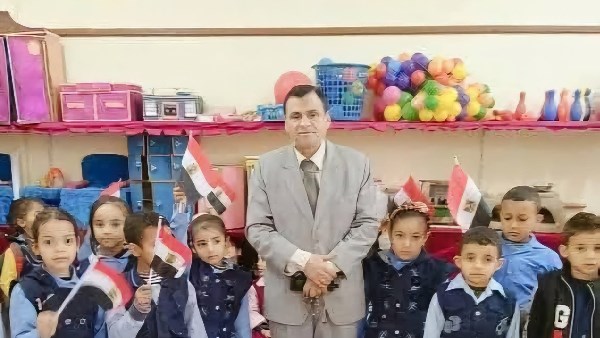 مدير المدرسة المتوفى وسط التلاميذ