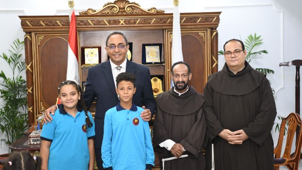 محافظ قنا يستقبل وفد مدرسة الراهبات الفرنسيسكانيات للتهنئة بذكرى نصر أكتوبر المجيد