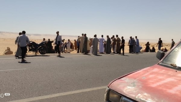 مصرع 3 أشخاص وإصابة 15 فى تصادم سيارتين بطريق قنا الصحراوى