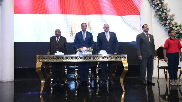 تسليم عقود تعيين 733 معلماً مساعداً ضمن مسابقة 30 ألف معلم بقنا