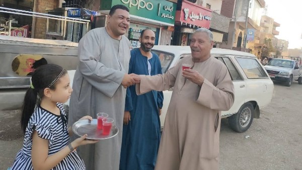 توزيع الحلويات والشربات على المواطنين باسنا