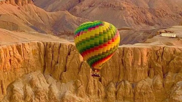 انطلاق 30 رحلة بالون طائر في الأقصر تقل 650 سائحًا من عدة جنسيات.