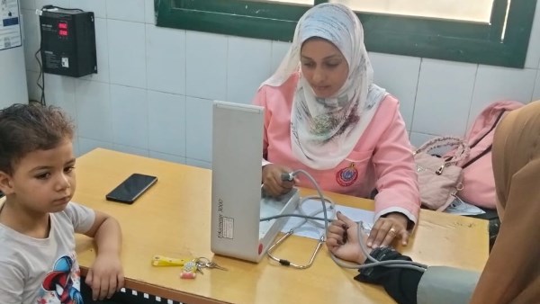 وكيل صحة الأقصر يتابع أعمال حملة 100 يوم في البياضية والزينية