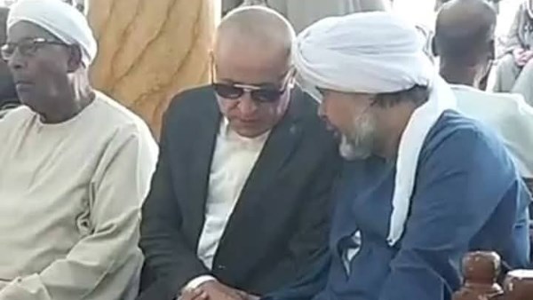 . في مشهد إنساني مهيب.. محافظ الأقصر يقدّم العزاء لأسرة أسد الصوفيين