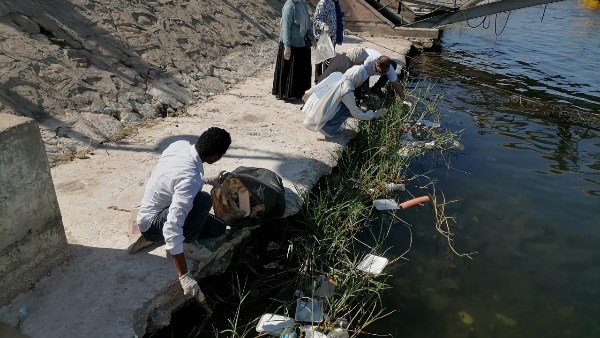 حملة لتنظيف شاطئ نهر النيل بمدينة الأقصر احتفالا باليوم العالمي الدولي لنقاوة الهواء من أجل سماء زرقاء