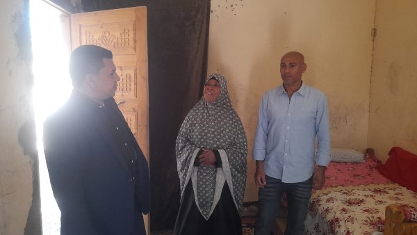 مواطنة تستوقف محافظ الأقصر بالطود.. واستجابة فورية لتقديم الدعم والرعاية