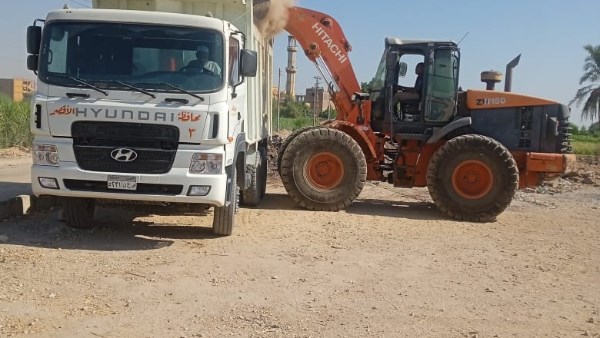 رئيس مدينة الأقصر يستجيب لشكاوى المواطنين عبر إحدى صفحات التواصل الاجتماعي من وجود مخلفات وتراكمات صلبة بشارع مدخل القباحي الغربي
