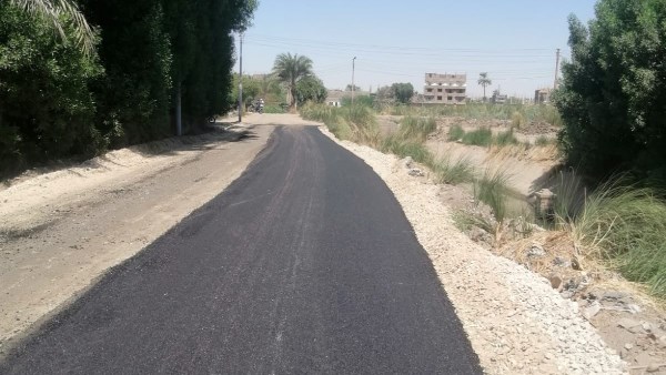 رصف أكثر من 4 كيلومترات طرق جديدة بالزينية ضمن خطة تطوير طرق الأقصر