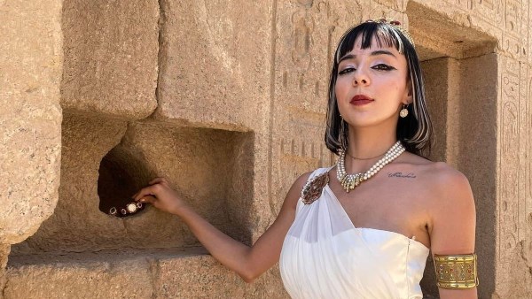 سائحة تركية بمعبد الكرنك 