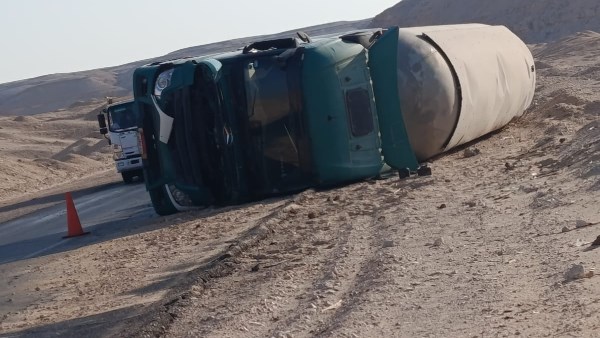 محافظ الأقصر يأمر بالتدخل العاجل من مدينة أرمنت لإنقاذ تانك بوتاجاز بعد انقلاب تريلا بطريق الرزيقات – الوادي الجديد لصالح محافظة الجوار
