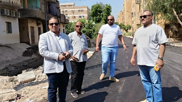 رئيس مركز أرمنت يتفقد أعمال الرصف والتجميل بقرية الرياينة
