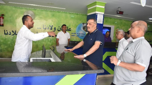 رئيس شركة مياه الشرب بالأقصر يتفقد سير العمل بالإدارات داخل الديوان العام للشركة