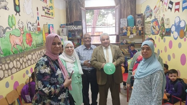 بالشكولاتة والبالونات.. انطلاق العام الدراسي الجديد في 1087 مدرسة بالأقصر ووكيل الوزارة يتفقد عدداً منها