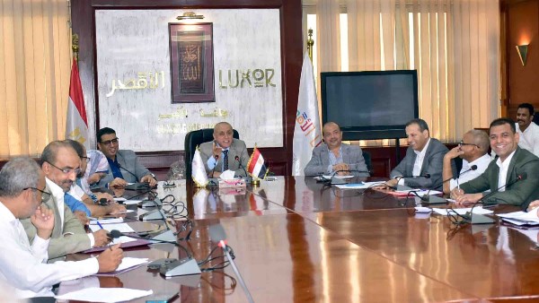محافظ الأقصر يتابع منظومة تقنين أراضي الدولة ويشدد على التدقيق والمراجعة