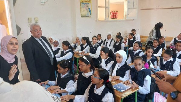 في ثاني أيام العام الدراسي الجديد.. وكيل تعليم الأقصر يشهد طابور الصباح بـ"الأقصر الثانوية بنات" ويتفقد عدداً من المدارس الأخرى