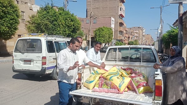 ضبط نصف طن دقيق مدعم وربع طن علف دواجن مجهول المصدر في إسنا بالأقصر