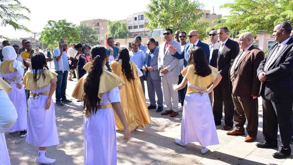 كرنفال عالمي يضيء معبد الكرنك احتفالاً بيوم السياحة