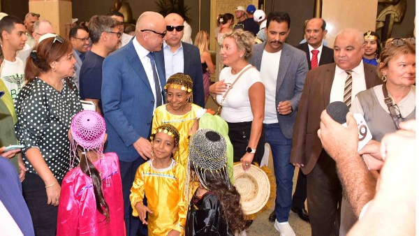 محافظ الأقصر وسط السائحين 