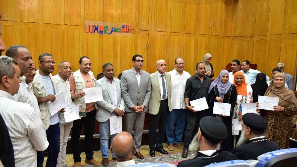 محافظ الأقصر يكرم فريق مشروع إعادة إحياء إسنا التاريخية بعد الفوز بجائزة الآغا خان العالمية للعمارة