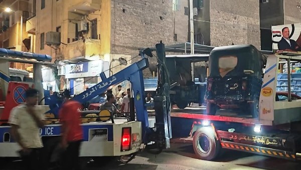 جولة مفاجئة لمحافظ أسوان بعدد من الشوارع والمناطق والأحياء السكنية