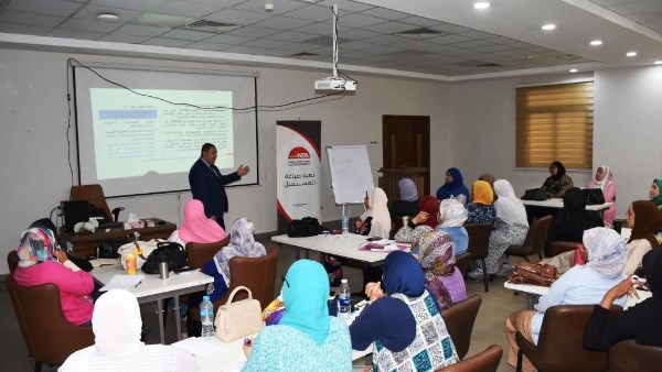 محافظ أسوان يتابع فعاليات البرنامج التدريبى المرأة تقود بالمحافظات المصرية
