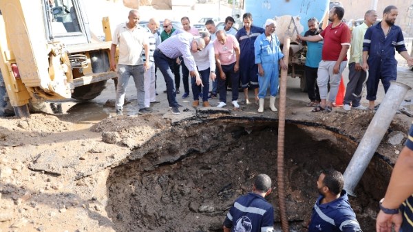 محافظ أسوان يتابع إصلاح كسر مفاجئ بخط المياه الرئيسى لمحطة جبل تقوق