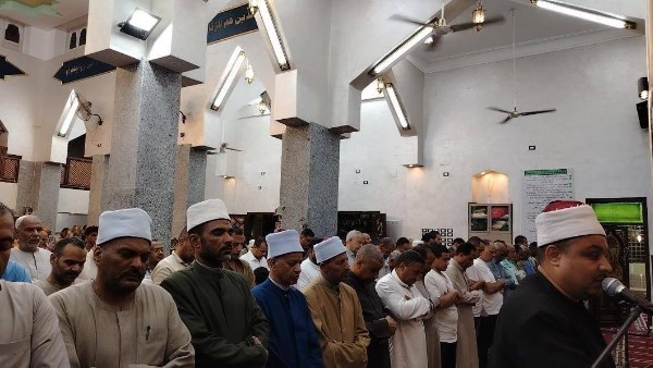 المساجد الكبرى بأسوان تشهد أداء صلاة خسوف القمر.. شاهد