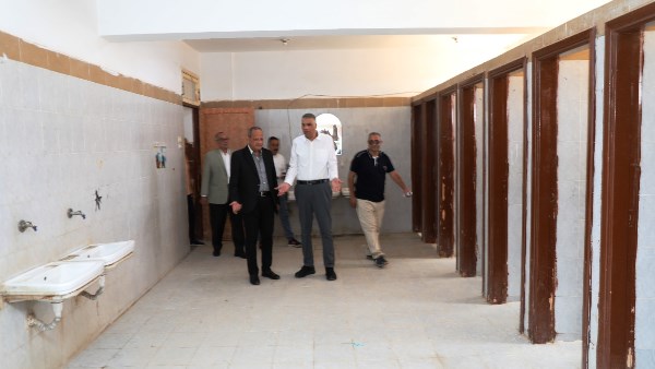 محافظ أسوان يغير خط سير زيارته للمدارس.. ويعفى مديرة مدرسة من منصبها.. شاهد
