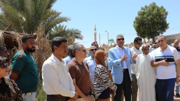 محافظ أسوان يتفقد مشروع الصرف الصحى بغرب سهيل