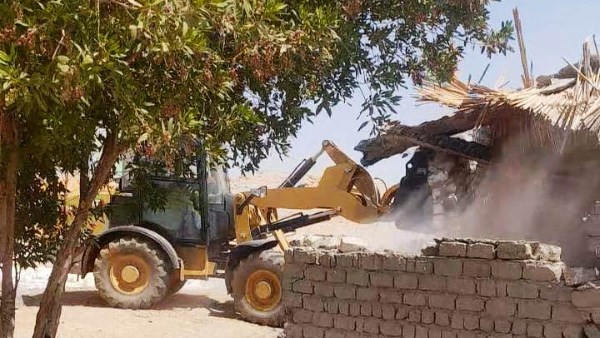نائب محافظ أسوان يقود حملة لإزالة التعديات فى قرى إدفو