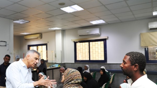 محافظ أسوان يتفقد مركز الأورام ويطمئن على مستوى الخدمات الطبية