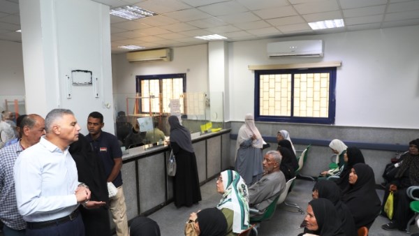 موقف إنسانى| جولة ميدانية مفاجئة لمحافظ أسوان تكشف مستوى الرعاية الصحية وتحل شكاوى المواطنين