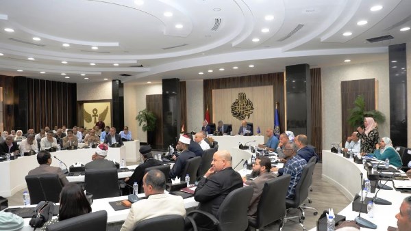 محافظ أسوان: سرعة إنجاز مشروعات الخطة الإستثمارية وسحب الإعتمادات من الجهات المتقاعسة
