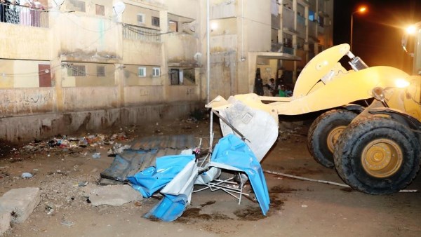 رفع وإزالة العديد من الإشغالات بميدان مستشفى أسوان الجامعي بشارع كسر الحجر