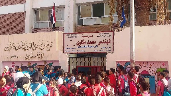 محافظ أسوان يطالب بعدم منع الطلاب من دخول مدارسهم حال تأخرهم صباحا