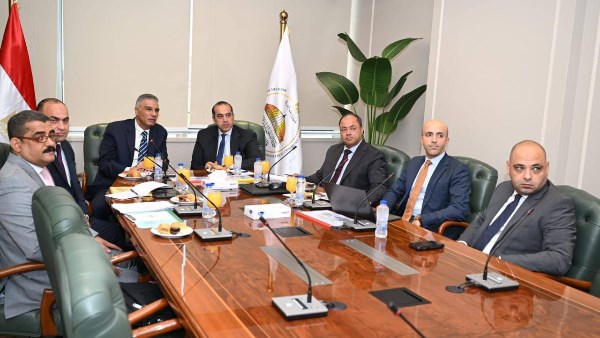 اجتماع لوزير الشؤون النيابية ومحافظ أسوان ورئيس هيئة تنمية الصعيد