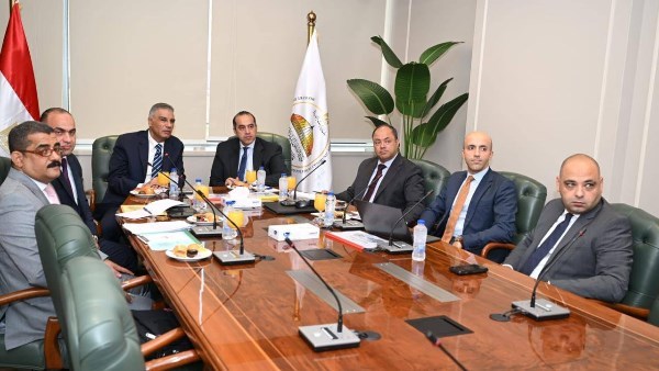 تقرير أخبار أسوان.. لقاء لوزير الشئون النيابية والمحافظ.. ومؤتمر للطاقة الجديدة وتلبية لمطالب المواطنين