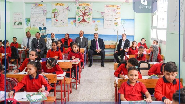 محافظ الاسكندرية يجلس وسط التلاميذ