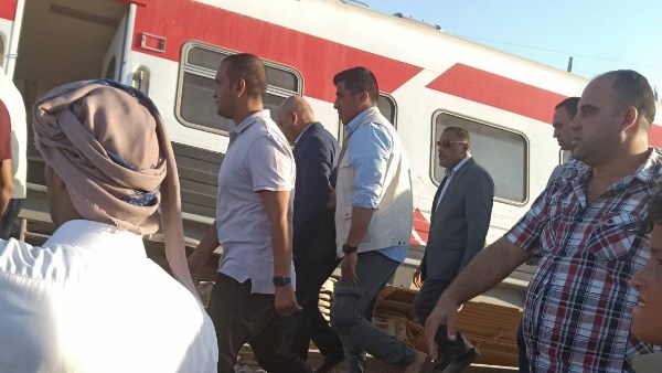   وزير النقل خلال تفقد موقع حادث انقلاب القطار 