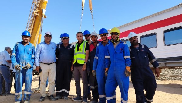 المشاركين فى إعادة إصلاح خط السكة الحديد
