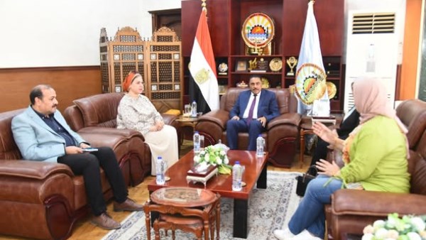 محافظ مطروح خلال اللقاء