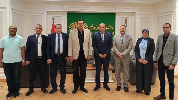 رئيس  جامعة مطروح خلال اللقاء ومدير الشباب والرياضة 