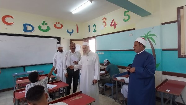 مدير ازهر  مطروح خلال تفقد لجان الامتحانات 