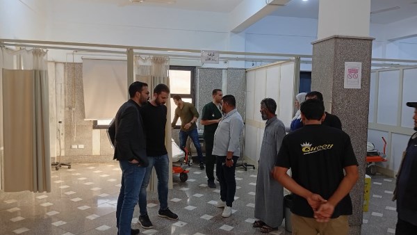وكيل وزارة الصحة خلال الجولة بالمستشفى 